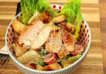 ¿Cómo puedo cocinar ensalada de pollo "César". Dos formas favoritas