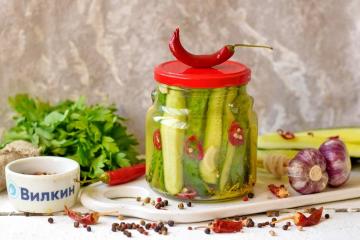 Pepinos en escabeche picantes para el invierno.