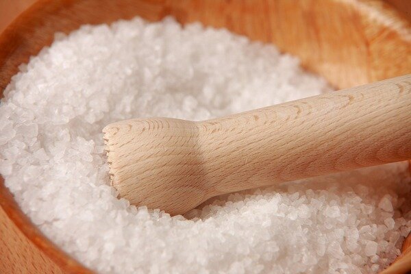 La sal fina puede hacer explotar los frascos (Foto: Pixabay.com).