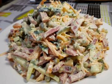 Ensalada con salchichas, maíz y guisantes verdes. Receta para el Año Nuevo 2020