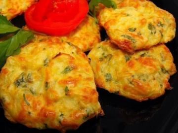 Buñuelos de col con queso fundido en el horno. Tierna y jugosa