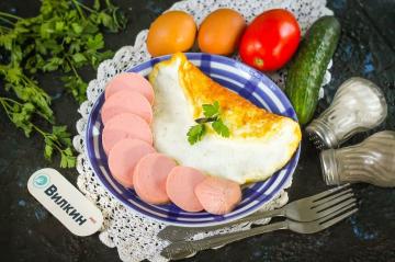 Tortilla de proteínas en una sartén