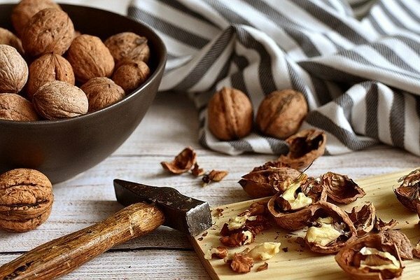 Las nueces tienen un alto contenido de calorías y el consumo regular en grandes cantidades puede generar exceso de peso (Foto: Pixabay.com) [/ caption]