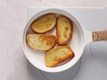 Por qué dejé a tirar secado pan. Cocino tostadas a la francesa