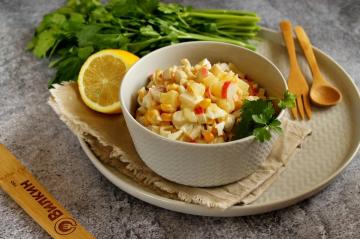 Ensalada con palitos de cangrejo y piña