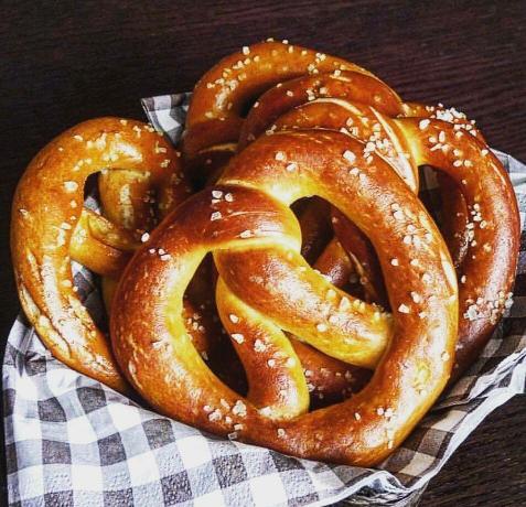Ruddy "pretzels" sal en la masa y espolvorear con sal. Fotos - Yandex. fotos