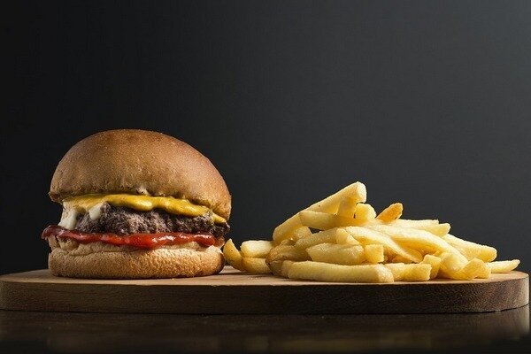 La comida rápida es comida chatarra que puede causar acné, problemas gastrointestinales (Foto: Pixabay.com)