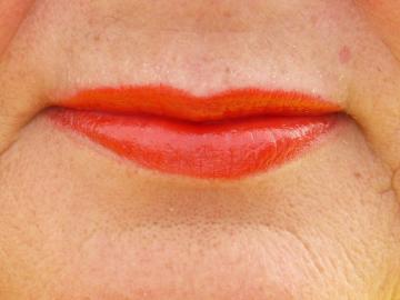 Si va a utilizar el lápiz labial brillante después de 50, si los labios finos: una visión desde el maquillador