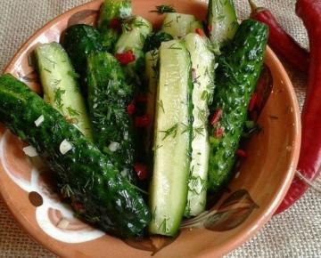 Pepinos salados en Georgia con ajo y hierbas. receta favorita