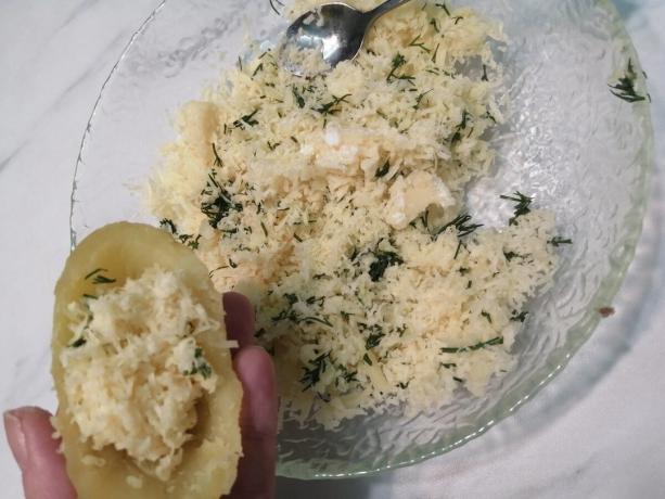 En las patatas puestas medias de queso rallado con hierbas (en ambas mitades)