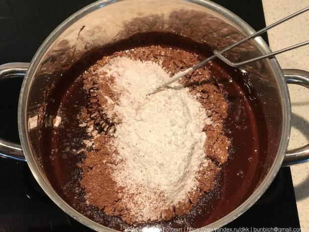 Para el azúcar en polvo y mezclar el cacao sin grumos utilizo un batidor.