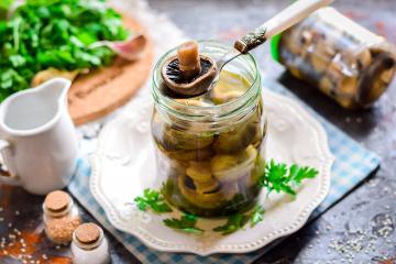 Champiñones en escabeche para el invierno.