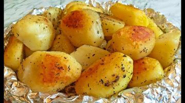 Patatas con un crujiente en el horno con ajo. Mi receta favorita