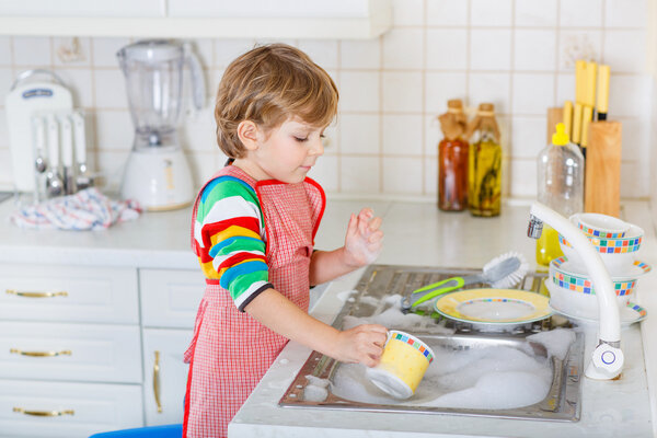 A los niños les encanta ayudar en la cocina, confíe en ellos para lavar los platos (Foto: Pixabay.com).