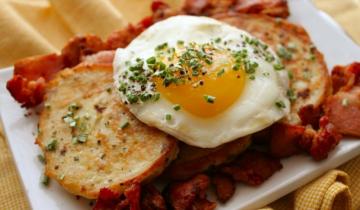 El mejor desayuno: panqueques con huevos revueltos y tocino