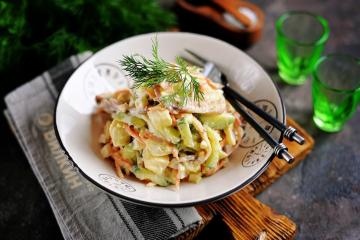 Ensalada de orejas de cerdo estilo coreano con pepino