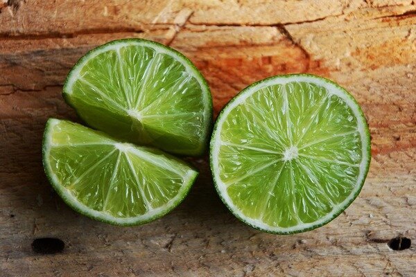El dolor de muelas se puede tratar con jugo de limón o lima (Foto: Pixabay.com).