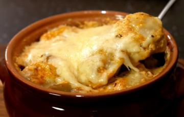 Cocino albóndigas cena en la olla en el horno. Una deliciosa receta