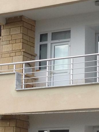 Muy agradable que en casi todos los balcones de la provincia turca - tienen sus propias barbacoas.