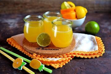 Limonada casera de naranja, lima y limón
