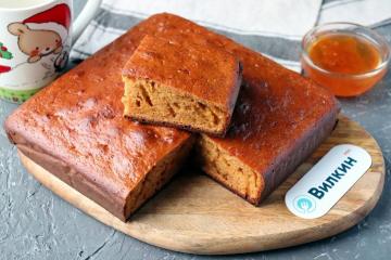 Pan de jengibre con mermelada sobre kéfir