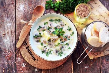 Sopa de champiñones y queso fundido.