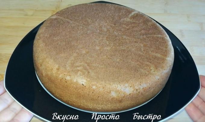 Galleta también ser horneado en un horno precalentado a 180 ° C. Disposición para comprobar el pincho de madera. Perforar el pincho de la torta, pincho si es seco, a continuación, la torta de esponja está listo.