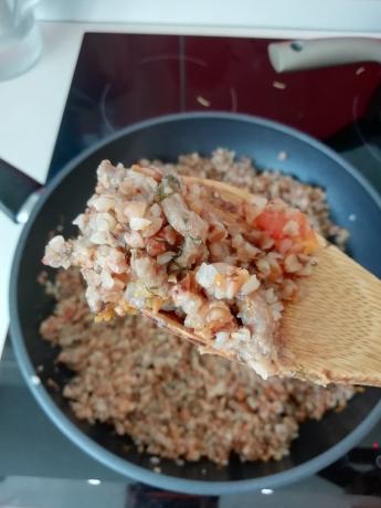 Alforfón con la carne en una sartén. buena comida en 30 minutos