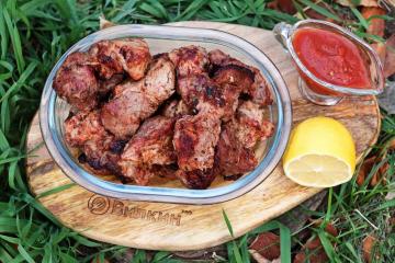 Brochetas de cerdo en jugo de tomate