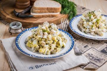 Ensalada Stolichny con pollo