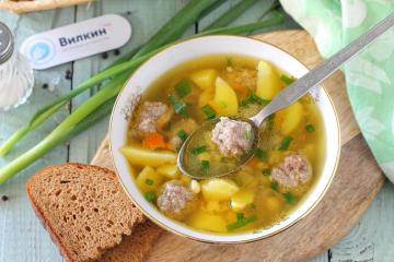 Sopa de guisantes con albóndigas