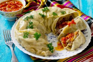 Vapor rollo de masa con carne o vegetales rellenos