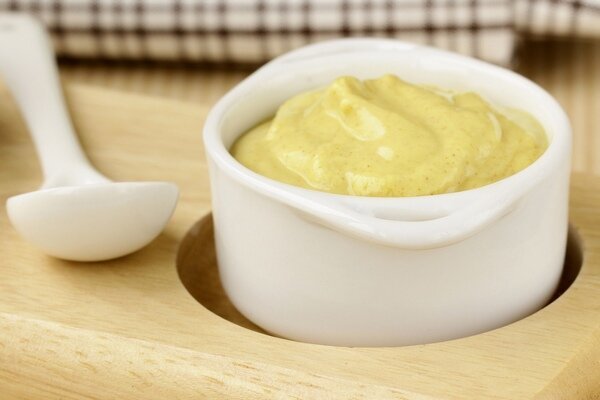La salsa de mostaza y crema agria complementa las ensaladas de verduras y los platos de pollo (Foto: Pixabay.com)