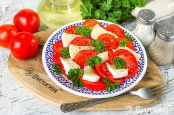 Ensalada de tomate con queso