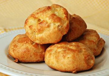 Rollitos de queso con crema agria aire. receta rápida sin problemas