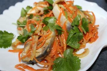 Aperitivo sabroso: arenque en Corea con verduras
