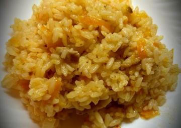 Mientras preparo pilaf con tocino en una sartén. receta favorita