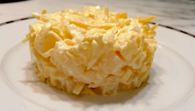 Ensalada con piña y queso