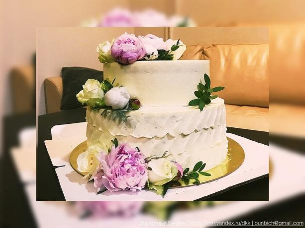 Un ejemplo de un pastel de bodas, que he decorado con flores