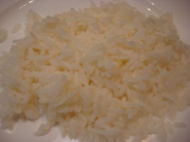 Imagen tomada por el autor (después de la cocción con limón, el arroz se convirtió en mucho más blanco)