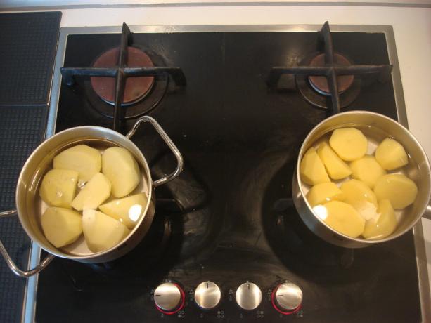 Imagen tomada por el autor (las patatas en la cocina, a la derecha de la "Pyaterochka", a la izquierda de la "Magnit")