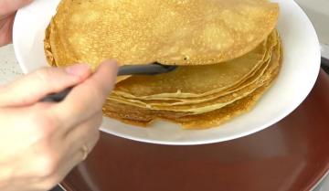 Panqueques de cebolla. Y con relleno, y así, con crema agria, se comen de una vez