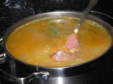Cómo cocinar sopa de guisantes con productos ahumados