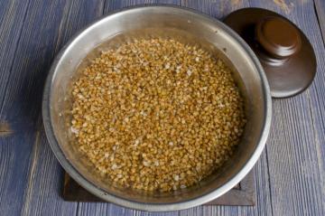 Cómo preparar el trigo sarraceno a la papilla o guarnición convertido desmenuzable