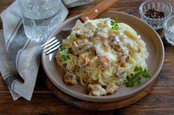 Pasta con mejillones en salsa cremosa