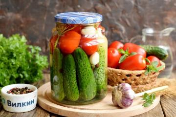 Pepinos con tomate, en escabeche para el invierno.