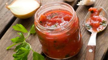 Ensalada con los tomates para el invierno: Top 3 recetas