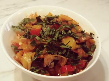 Aperitivo vegetal de berenjenas y pimientos con ajo