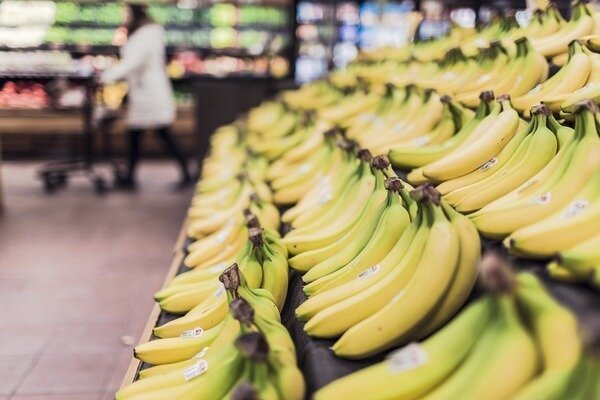 Al comprar plátanos y otras frutas, revíselos con cuidado (Foto: Pixabay.com).