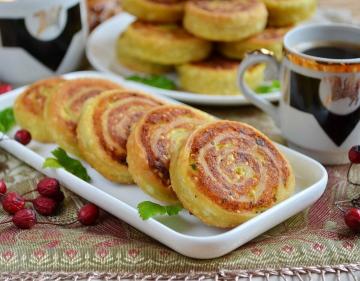 Rollos de patata en la India: tan delicioso que en una mesa de fiesta no se avergüenza de archivo